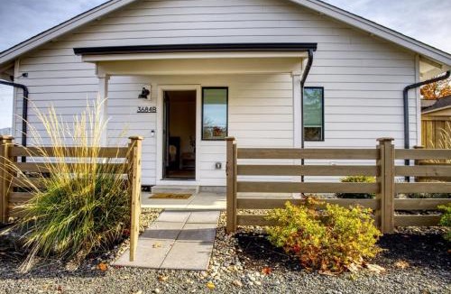 Western House | Modern King Retreat Fireplace Near Autzen