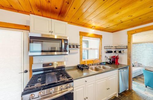 Kings Beach Ski Chalet | Modern lake-view hotel - all eight rooms - dog-friendly - near beach & golf