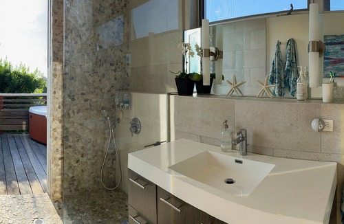 La Jolla Mesa House | Modern Loft Style Living in North Pacific Beach close to Ocean