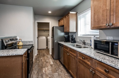 Kingman House | Modern Luxury Retreat | Brand-New Build | Pet-Friendly