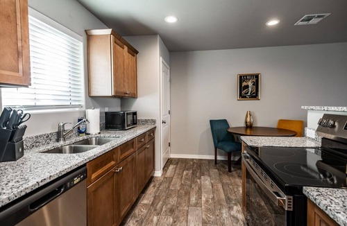 Kingman House | Modern Luxury Retreat | Brand-New Build | Pet-Friendly