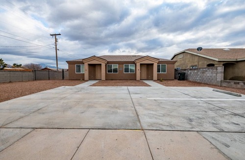Kingman House | Modern Luxury Retreat | Brand-New Build | Pet-Friendly