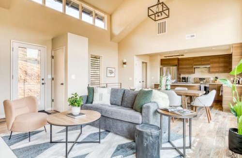 Mosier House | Modern mountain & river-view house with balcony deck gym and WiFi