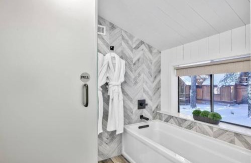 Kingswood Estates House | Modern Mtn Cabin Lake, Trails, Dining Sleeps 12
