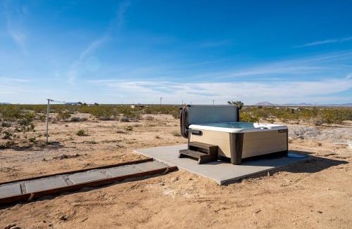 Joshua Tree Apartment | Modern on Mars - NEW Construction - SPA - Fire-pit