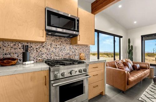 Joshua Tree Apartment | Modern on Mars - NEW Construction - SPA - Fire-pit