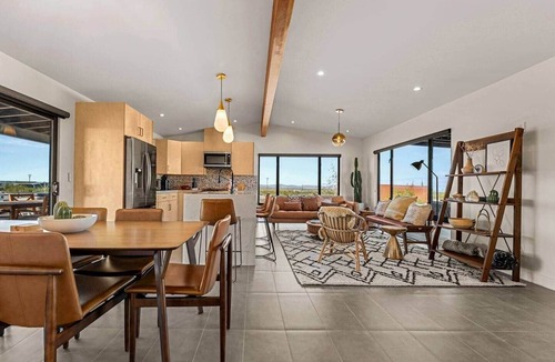 Joshua Tree House | Modern on Mars | NEWLY REMODELED | SPA | Fire-pit