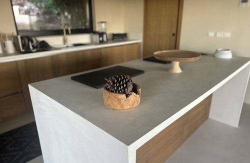 Porto-Vecchio Villa | Modern open house with sea view, waxed concrete, lime and wood