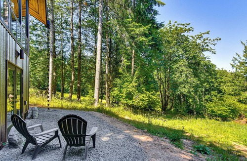 Warren Apartment | Modern PNW Cabin on 10 Wooded Acres