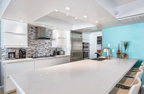Raskin Estates House | Modern Retreat Minutes from Shopping Dining & Golf