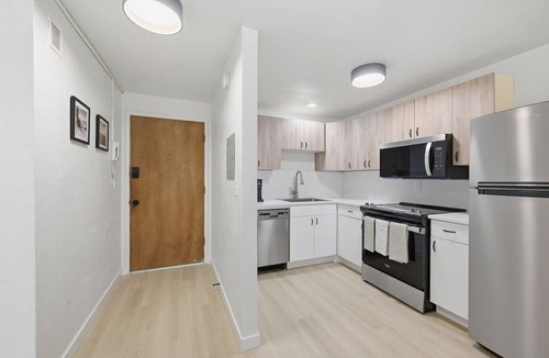 Amazon Apartment | Modern Retreat Steps from the University of Oregon