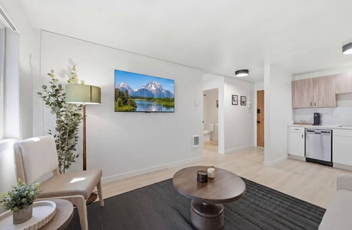 Amazon Apartment | Modern Retreat Steps from the University of Oregon
