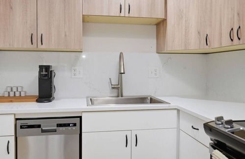 Amazon Apartment | Modern Retreat Steps from the University of Oregon