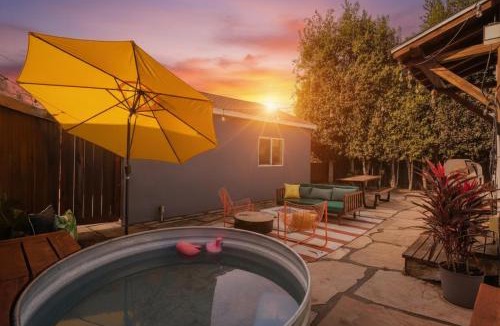 Hillcrest House | Modern Retro Close to DT, Zoo, Parking, Hot Tub