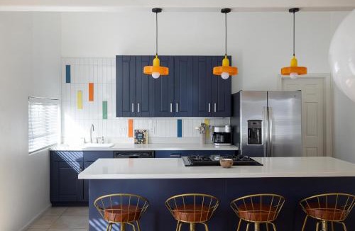 Hillcrest House | Modern Retro Close to DT, Zoo, Parking, Hot Tub