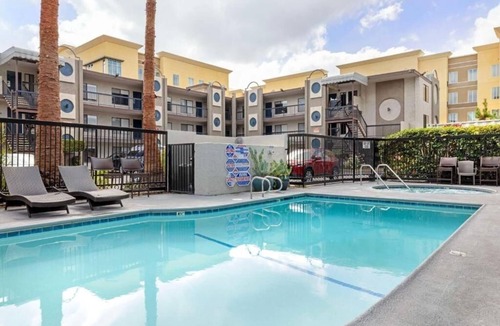 Anaheim Resort Hotel | Modern Room Close to Disney California Adventure
