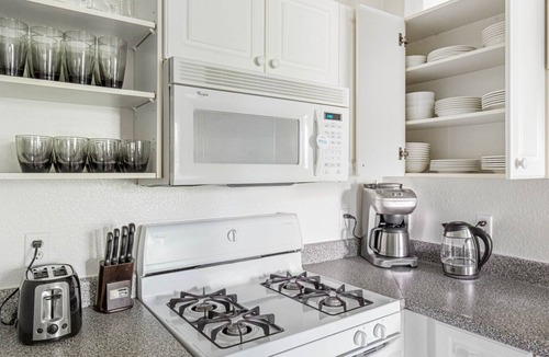 South San Jose Apartment | Modern San Jose 2BR w/ W/D, Pool, Gym, BBQ, near freeways, by Blueground
