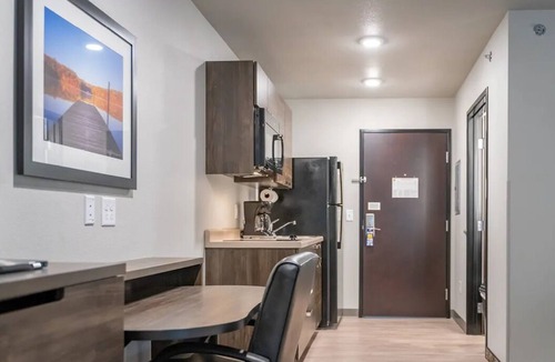 Redding Hotel | Modern Space Ideal for Comfortable Nights Near Burney Falls