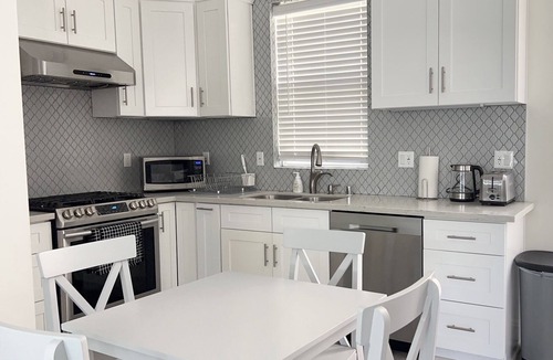 Mid Central House | Modern Spacious 3B3B Townhome 10 mins from PCC