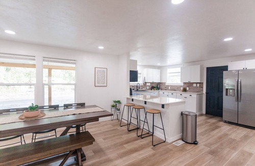 Central Oregon House | Modern & Spacious 4-bedroom Home 15 min to U of O, 11 min from Airport