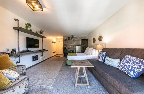 Truckee House | Modern Studio Deluxe #231 at Donner Lake Village