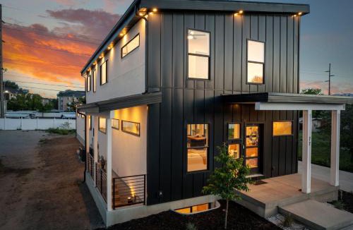 Sandy House | Modern Style Loft Near Canyon RSL and Expo