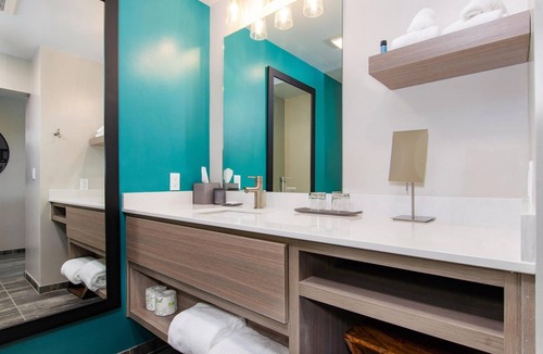 Independence Hotel | Modern & Stylish Room Near Downtown Independence – Walk to Shops & Parks