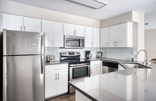 Sunnyvale Apartment | Modern Sunnyvale 3BR w/Gym, Pool & Parking, near freeways, by Blueground