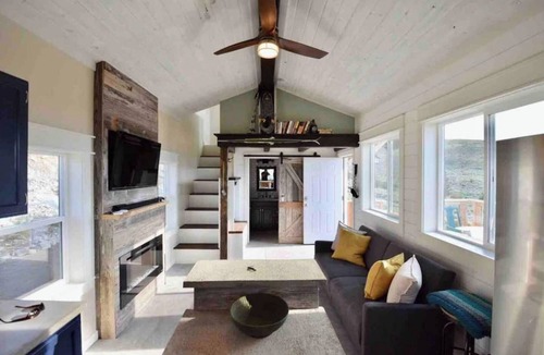 Stevensville Apartment | Modern Tiny House with Spectacular Views