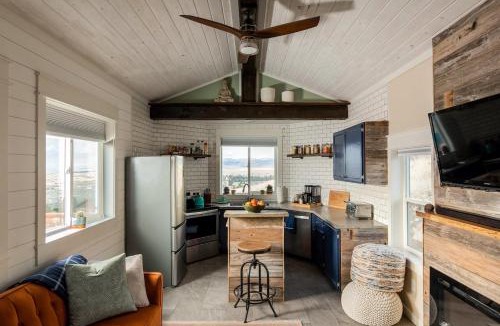 Stevensville House | Modern Tiny House with Spectacular Views