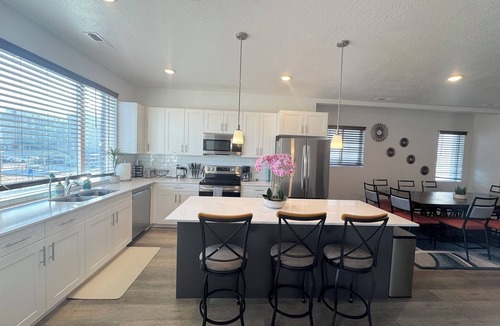 West Valley City House | Modern Townhouse w/All Kings and Private Rooftop