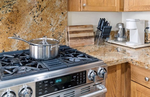Duarte Villa | Modern Townhouse with spacious kitchen and living area. Parking included!