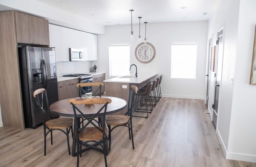 Bountiful House | Modern Urban Townhouse with High Speed Internet