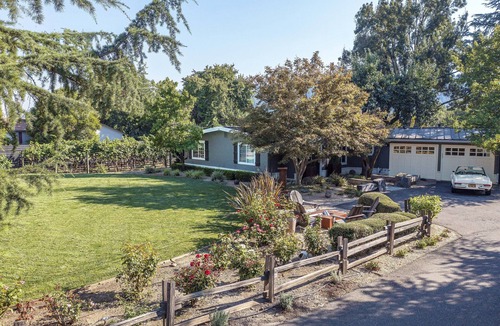 Healdsburg House | Modern Wine Country Cottage in Historic Healdsburg, Premiere Location