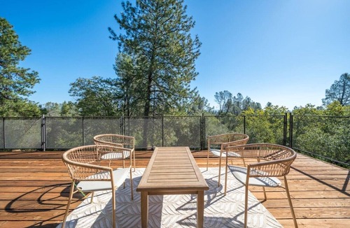 Redding House | Modern Woods Retreat | Treehouse, 10 min to Bethel