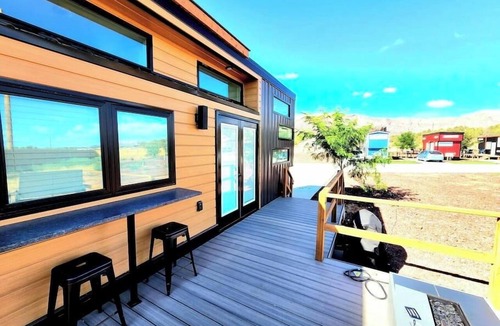 Apple Valley House | Modern Zion Getaway Pet-Friendly Home