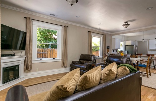 Paso Robles House | Modernized turn of the century Craftsman NO CLEANING FEES, Uptown District