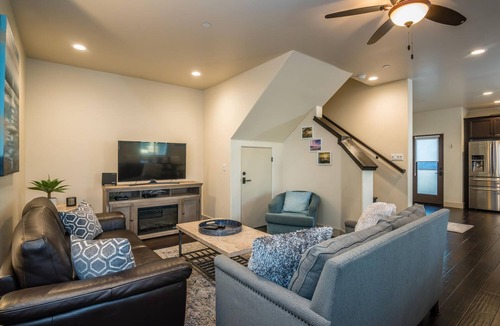 Downtown Condo | Monarch Villa - Luxury Condo, Ocean View, Rooftop Living with fire table/Bbq