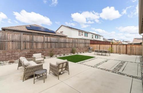 Folsom House | Monthly or Daily Stay in Spacious 4BD for Family or Work with Outdoor backyard and BBQ grill