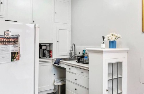 Goose Hollow Apartment | Monthly Rental - Central Downtown Studio w/Vintage Charm near Train