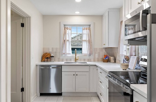 Roseway House | Monthly Stay 4BD 2 BA Insurance & Relocation Housing Office Yard Pets