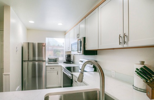 North Bend House | Moon River Suites 3 - on River, Private Hot Tub, Downtown by North Bend Escapes