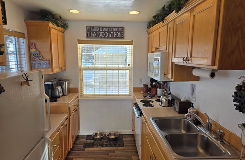 Nampa Cottage | Moonlight Cottage-Great Fire Pit! Walk to Marina, Ponderosa Park or Downtown!