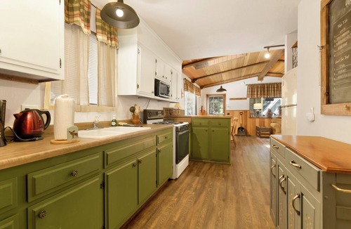 Summit Estates Cabin | Moonridge Cottage at Bear Mountain Resort w/Hot Tub