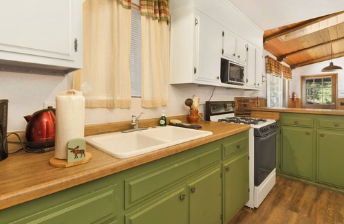 Summit Estates Cabin | Moonridge Cottage at Bear Mountain Resort w/Hot Tub