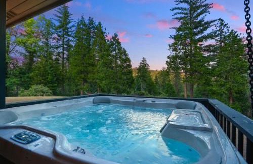 Mariposa House | Moonrise Lodge - A Large Vacation Home in Mariposa
