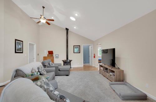 Mariposa House | Moonrise Lodge - A Large Vacation Home in Mariposa