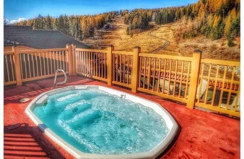 Whitefish Apartment | Morning Eagle Lodge Unit 202: Ski-In/Ski-Out with Roof Top Hot Tub