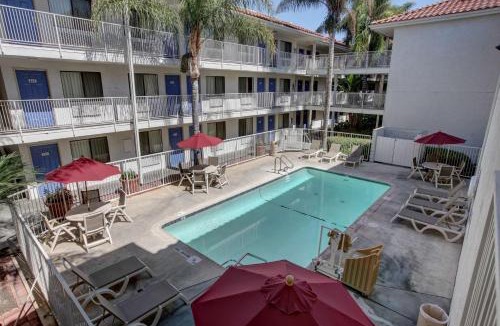 Bellflower Hotel | Motel 6-Bellflower, CA - Los Angeles