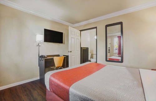 Fresno Hotel | Motel 6 Fresno, CA - Belmont Ave